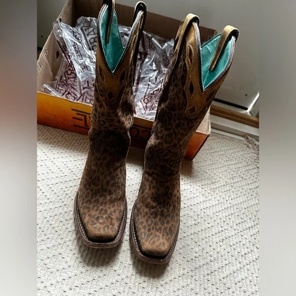 Leopard print Corral boots 😍